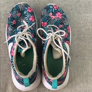 Floral Nike roche size 7 M size 9 W